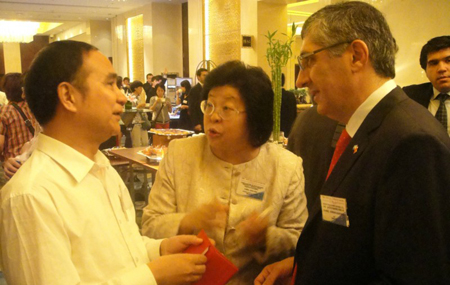 Du Zhizheng and Argentine Scientists at the Seminar Held by the Argentine Minister of Science and Technology in China